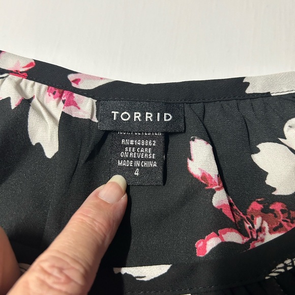 Torrid women’s size 4X Georgette, floral, print, cold, shoulder top - Picture 7 of 12